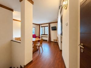 a room with a table and a dining room at Hostdomus - B2-01 in Grange Sises +2 photos