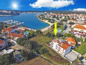 an aerial view of a house with a yellow arrow at Apartments by the Sea 750 in Pješčana Uvala 