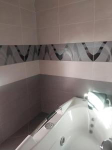 a bathroom with a bath tub and a sink at İsmayıllı bağ evi in İkinci Yeniyol +15 photos