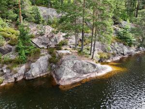an aerial view of a body of water with a bench at hytte ved innsjø in Skien