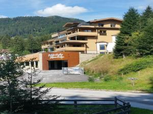 a building on top of a hill with a driveway at Kitzbühel alpine lodge with sauna in Mittersill