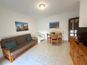 a living room with a couch and a table at Casa Canoa B in Armação de Pêra