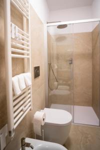a bathroom with a shower and a toilet and a sink at Domus Mirea in Aquiléia +29 photos