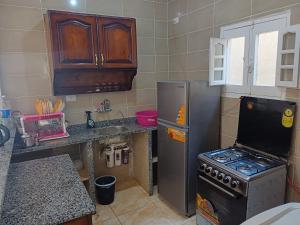 a small kitchen with a stove and a refrigerator at HASH # SAAd in Marsa Matruh