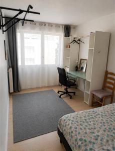 a bedroom with a bed and a desk and a chair at ANGLET, Chambre privée, QUARTIER CENTRAL in Anglet