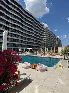 a large building with a swimming pool and a large building at Studio Matias 2 Casa Del Mar in Mamaia