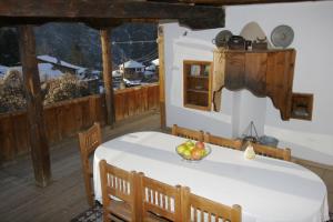 una stanza con un tavolo con un cesto di frutta di Kruchma Bratyata Guest House a Kovachevitsa