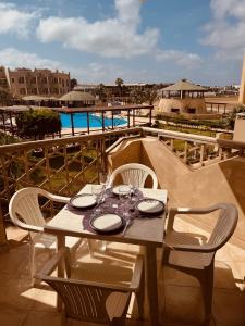 a table with wine glasses on top of a balcony at Tropisal Apartamento in Santa Maria