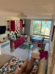 a living room with a couch and a kitchen at Nice Studio Apartment with Ocean View in Arguineguín