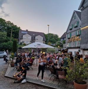 a crowd of people sitting in chairs in a yard at Ferienwohnung am Steinweg in Solingen