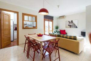 ein Wohnzimmer mit einem Tisch und einem Sofa in der Unterkunft Cal Cinque in La Seu d'Urgell