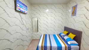 a bedroom with a bed with a television on a wall at Apartamento MADERO in Buenos Aires