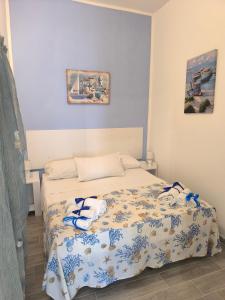 a bedroom with a bed with towels on it at New Casa bluchic in Isola delle Femmine