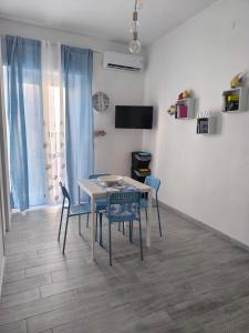 a dining room with a table and chairs at New Casa bluchic in Isola delle Femmine