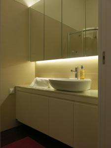 y baño con lavabo blanco y espejo. en Chateau Flores, en Oporto