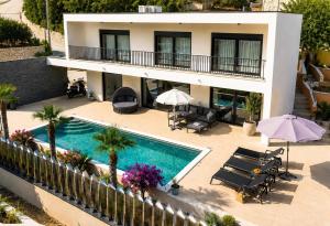an aerial view of a house with a swimming pool at Villa Cardellino in Klis