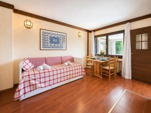 a living room with a couch and a table at Hostdomus - B3-03 in Grange Sises