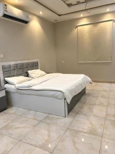 a bedroom with a bed in a room at البساتين هومز - Al Basateen Homes in Al Baha
