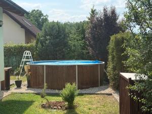 a hot tub in the backyard of a yard at Chata U Druhé pískovny in Roudná