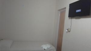 a white room with a couch and a television at B&B Guale in Gualeguaychú