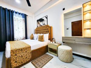 a hotel room with a bed and a window at Villa 777 in Kadawata