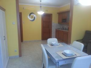 Kuchyňa alebo kuchynka v ubytovaní Szinva Apartman Miskolc