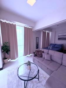 a living room with a couch and a glass table at 8 Newtown boulevard in Punta Engaño +2 photos