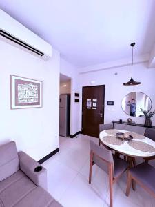 a living room with a table and a couch at 8 Newtown boulevard in Punta Engaño