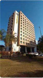 a large building with a sign on the side of it at comfort hotel 413 anfitriã in Taguatinga