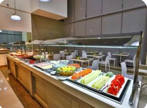 a buffet line with fruits and vegetables in a restaurant at comfort hotel 413 anfitriã in Taguatinga