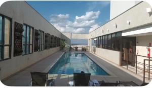 a swimming pool in the middle of a building at comfort hotel 413 anfitriã in Taguatinga