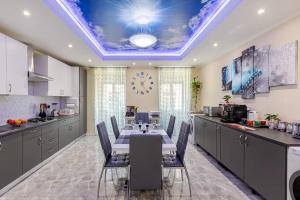 a dining room with a table and chairs in a kitchen at Azure Apartment in Senglea