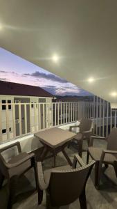 a patio with a table and chairs on a balcony at Vivko apartmani 2 in Ostrovo