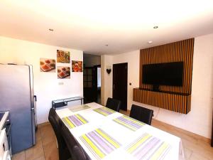 a room with a table with chairs and a television at Plein centre de Visé in Visé