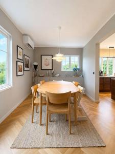 a dining room with a wooden table and chairs at SV3G 3BR Villa with Patio in Oslo +37 photos