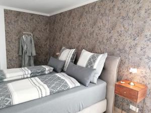 ein Schlafzimmer mit zwei Betten und einer Wand in der Unterkunft Ostalb-Spa in Leinzell