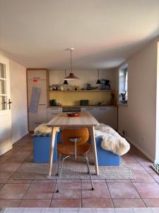 a kitchen with a wooden table and chairs in a room at Alte Fischerhütte Darss in Wieck