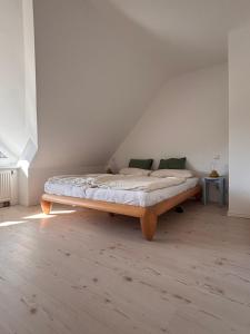 a bedroom with a bed in the attic at Alte Fischerhütte Darss in Wieck