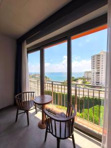 a room with a balcony with a view of the ocean at Atlasia Suit in Erdemli