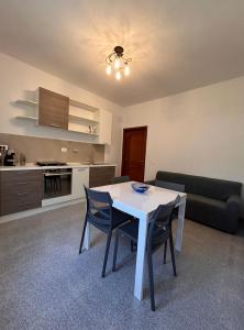 a living room with a white table and chairs at Màrila in Aggius