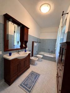 a bathroom with a sink and a toilet and a tub at Màrila in Aggius