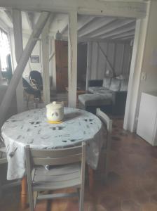 a table and chairs in a living room at Les Rosiers in Onjon