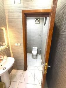 a bathroom with a toilet and a sink at شاليهات زارا 1 in Taif