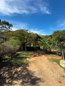 a yard with trees and a dirt road at Casa verde in Santo Antônio do Pinhal