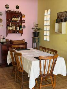 a dining room with a table with chairs and a window at Casa verde in Santo Antônio do Pinhal