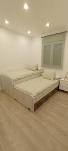 a bedroom with two beds in a room at Casa Conde in Alfarnate