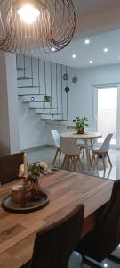 a kitchen and dining room with a table and chairs at Casa Conde in Alfarnate