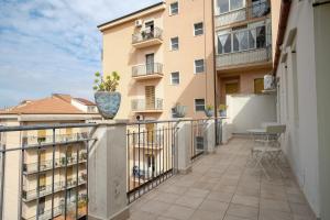 an apartment balcony with a vase on a railing at Terrazza con vista in Nicosia