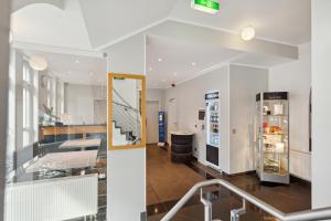 eine Küche und ein Esszimmer mit Kühlschrank in der Unterkunft Hotel Blaue Ecke in Adenau