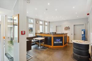 ein Büro mit Bar, Tisch und Stühlen in der Unterkunft Hotel Blaue Ecke in Adenau